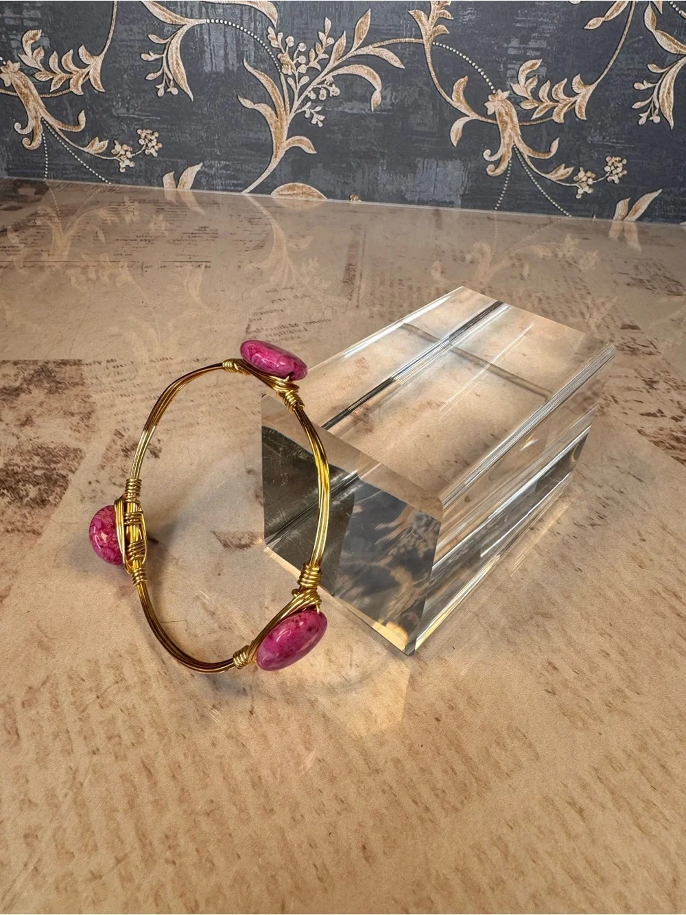 Set of 4 Gold Tone Wire Beaded Bracelets Pink Magenta Blue Green C53